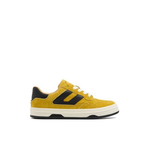 Cropp - Zamszowe sneakersy - żółty ze sklepu Cropp w kategorii Buty sportowe męskie - zdjęcie 178988605