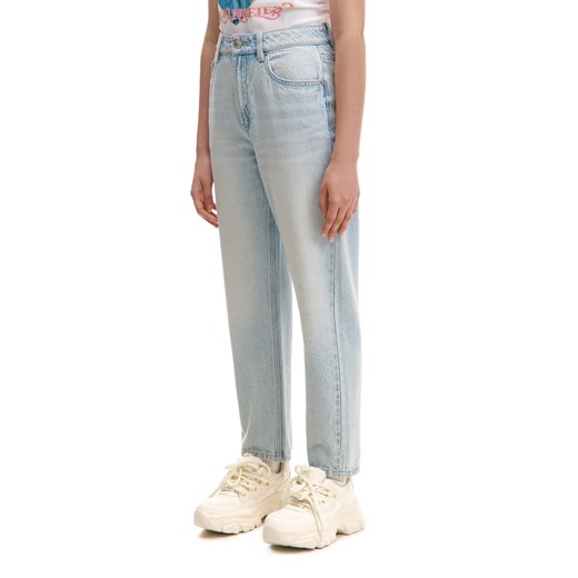 Cropp - Jasne jeansy mom z efektem sprania PETITE - niebieski ze sklepu Cropp w kategorii Jeansy damskie - zdjęcie 178992847
