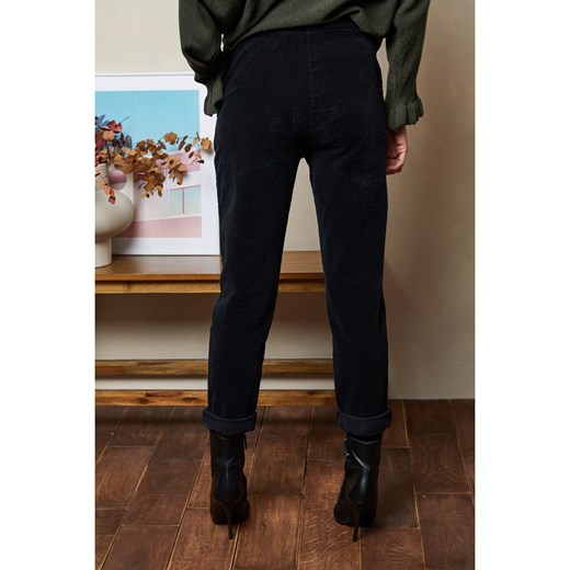 Joséfine Spodnie sztruksowe &quot;Korne&quot; w kolorze czarnym Joséfine M okazyjna cena Limango Polska