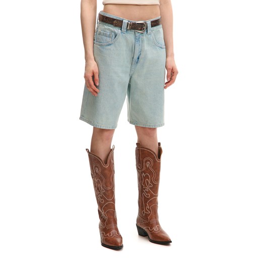 Cropp - Błękitne jeansowe szorty z efektem sprania - błękitny ze sklepu Cropp w kategorii Szorty - zdjęcie 179026859