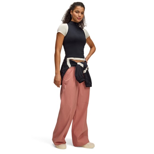 Damskie spodnie casual tkaninowe Under Armour UA Unstoppable Wvn Parachute - pomarańczowe ze sklepu Sportstylestory.com w kategorii Spodnie damskie - zdjęcie 179028128