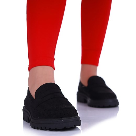 Czarne ażurowe półbuty loafersy /A8-2 17203 G29-52/ ze sklepu Pantofelek24.pl w kategorii Półbuty damskie - zdjęcie 179041849