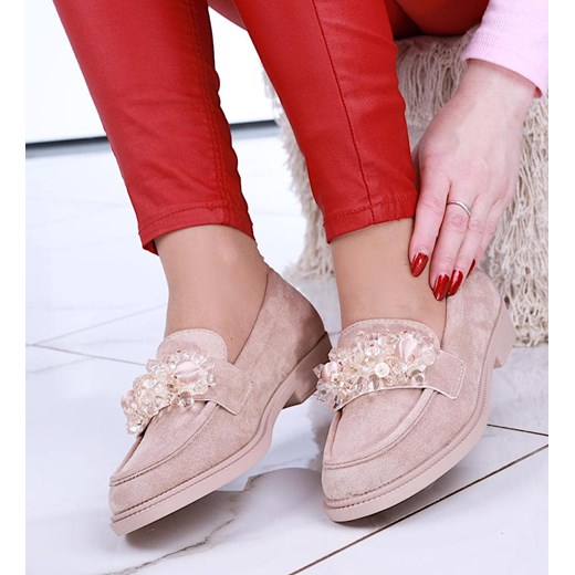 Beżowe loafersy damskie z błyszczącymi kamieniami /E8-3 14618 T6/ ze sklepu Pantofelek24.pl w kategorii Mokasyny damskie - zdjęcie 179045708
