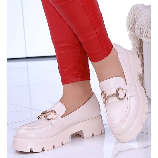 Wsuwane beżowe loafersy damskie z łańcuszkiem /F9-1 14641 T620/ ze sklepu Pantofelek24.pl w kategorii Półbuty damskie - zdjęcie 179051847