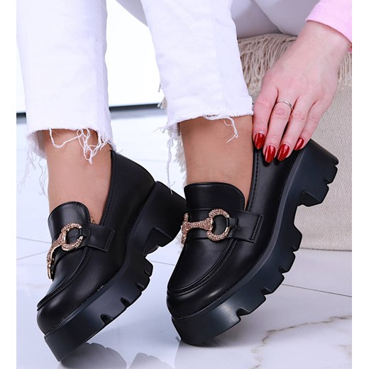 Wsuwane czarne loafersy damskie z łańcuszkiem /E1-3 14640 T620/ ze sklepu Pantofelek24.pl w kategorii Półbuty damskie - zdjęcie 179060768