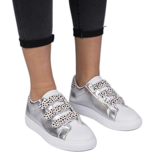 Srebrne sneakersy o zwierzęcym wykończeniu na rzepy srebrny ze sklepu ButyModne.pl w kategorii Buty sportowe damskie - zdjęcie 179067519