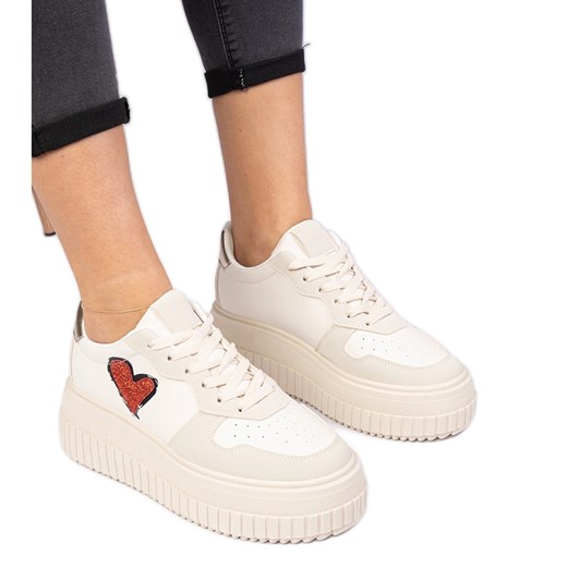 Beżowe sneakersy damskie z brokatowym serduszkiem beżowy ze sklepu ButyModne.pl w kategorii Buty sportowe damskie - zdjęcie 179067525