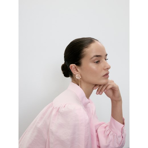 Reserved - Wiszące kolczyki z kwiatami - pastelowy róż Reserved ONE SIZE Reserved