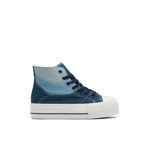 Cropp - Jeansowe trampki z wysoką cholewką - niebieski ze sklepu Cropp w kategorii Trampki damskie - zdjęcie 179077997