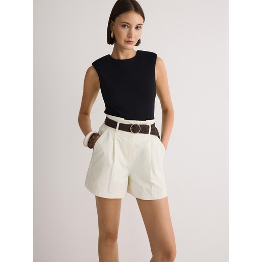 Reserved - Szorty z plecionym paskiem - biały ze sklepu Reserved w kategorii Szorty - zdjęcie 179078678