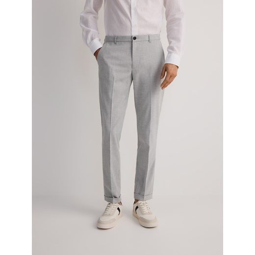 Reserved - Spodnie chino slim z wiskozą - jasnoszary ze sklepu Reserved w kategorii Spodnie męskie - zdjęcie 179078719