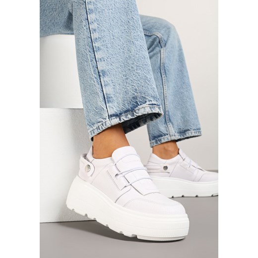 Białe Skórzane Sneakersy na Grubej Podeszwie Ozdobione Paskiem Reilana ze sklepu born2be.pl w kategorii Buty sportowe damskie - zdjęcie 179101957