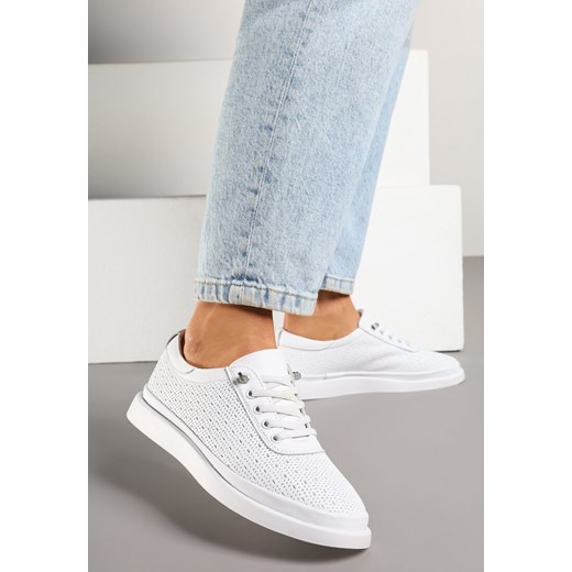 Białe Skórzane Sneakersy Ozdobione Aplikacją i Perforacją Taneorisa ze sklepu born2be.pl w kategorii Buty sportowe damskie - zdjęcie 179108205