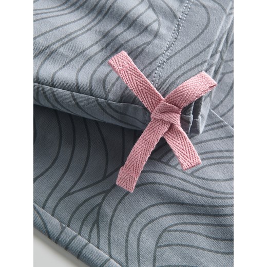 Spodnie dziewczęce Reserved w abstrakcyjnym wzorze na wiosnę 