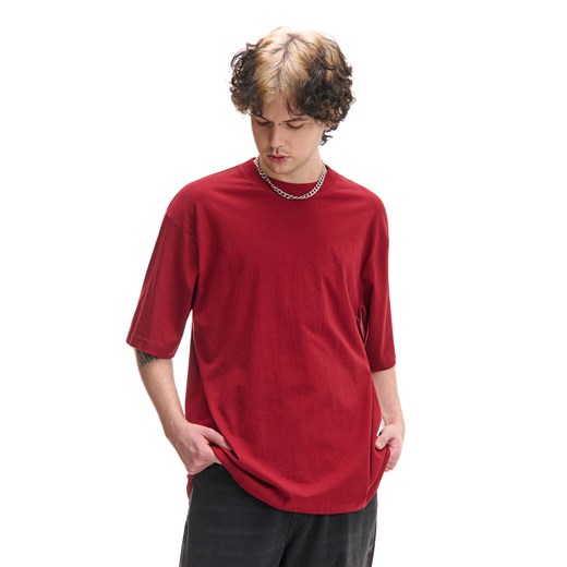 Cropp - Basicowa bordowa koszulka comfort - kasztanowy ze sklepu Cropp w kategorii T-shirty męskie - zdjęcie 179121649