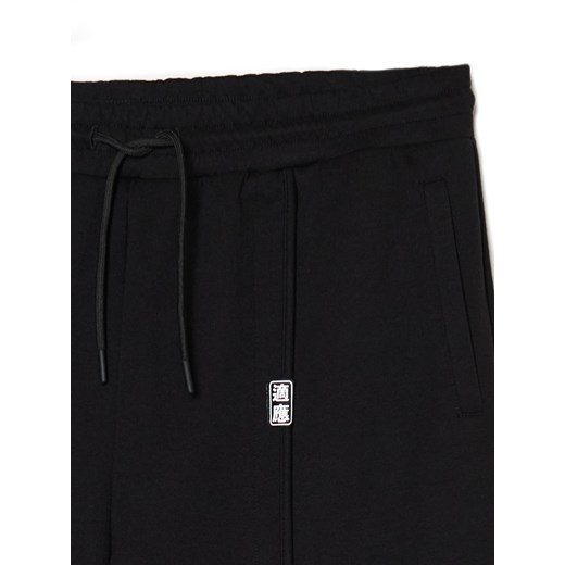 Cropp - Czarne dresy z drobnym nadrukiem - czarny Cropp XXL Cropp