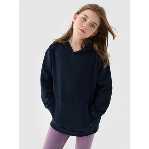 Dresowa bluza dziewczęca nierozpinana z kapturem 4F 4FJWMM00TSWSF1862 - granatowa ze sklepu Sportstylestory.com w kategorii Bluzy dziewczęce - zdjęcie 179127695