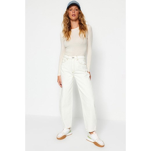 trendyol Dżinsy - comfort fit - w kolorze białym ze sklepu Limango Polska w kategorii Jeansy damskie - zdjęcie 179158849