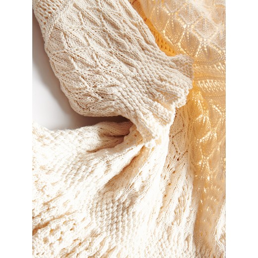 Sweter damski beżowy Reserved z okrągłym dekoltem 