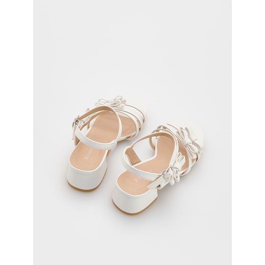 Sandały dziecięce Reserved białe z klamrą 