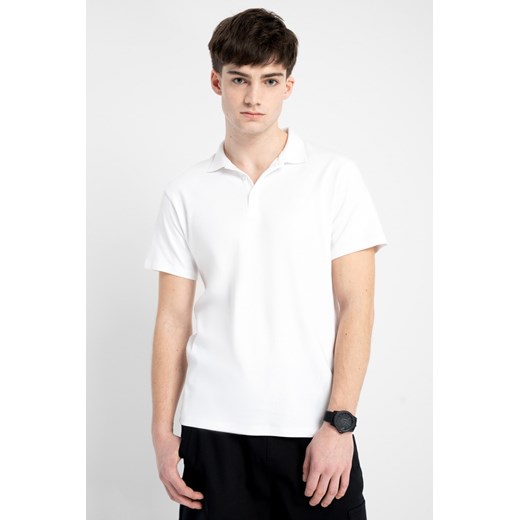 Biała koszulka polo z krótkim rękawem z minimalistycznym haftem, rozmiar - 146, kolor - biały ze sklepu REPORTER w kategorii T-shirty chłopięce - zdjęcie 179173757