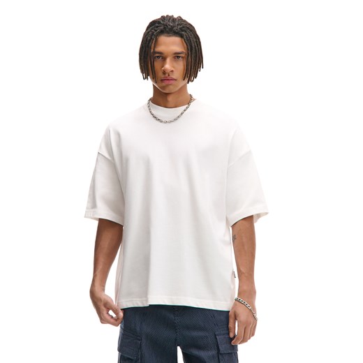 Cropp - Biały basicowy T-shirt o kroju boxy - biały ze sklepu Cropp w kategorii T-shirty męskie - zdjęcie 179179825
