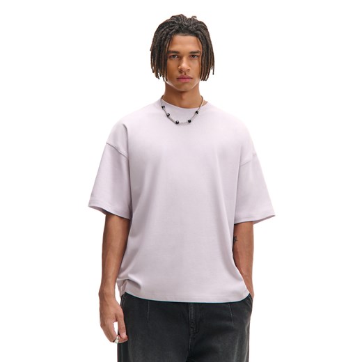 Cropp - Jasnofioletowy basicowy T-shirt o kroju boxy - fioletowy ze sklepu Cropp w kategorii T-shirty męskie - zdjęcie 179179829
