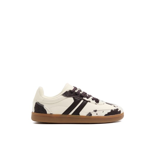Cropp - Sneakersy z motywem krowiej skóry - wielobarwny ze sklepu Cropp w kategorii Buty sportowe damskie - zdjęcie 179179965