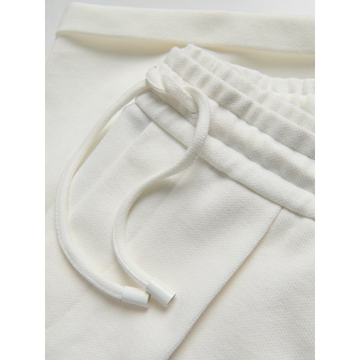 Reserved - Szorty regular fit - złamana biel Reserved S Reserved