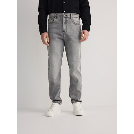 Reserved - Jeansy carrot z efektem sprania - jasnoszary Reserved 33 Reserved