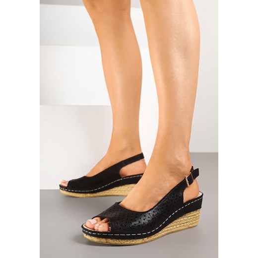 Czarne Sandały na Koturnie ze Skórzaną Wkładką i Ażurowym Wzorem Sairema 40 wyprzedaż born2be.pl