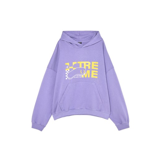 Cropp - Fioletowa bluza z kapturem i nadrukiem - purpurowy ze sklepu Cropp w kategorii Bluzy męskie - zdjęcie 179190048