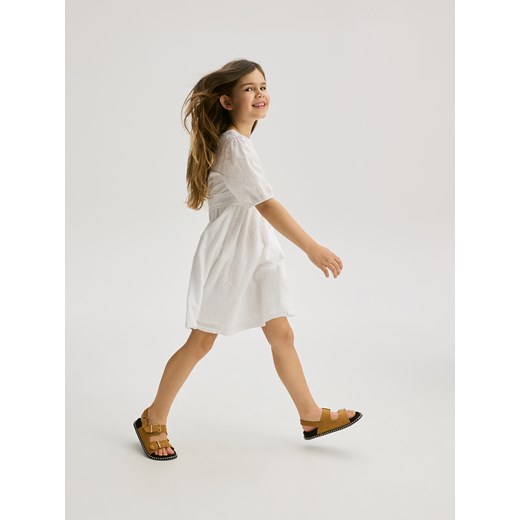 Reserved - Sukienka z haftem - złamana biel Reserved 116 (5-6 lat) Reserved