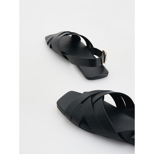 Sandały damskie Reserved płaskie z klamrą 