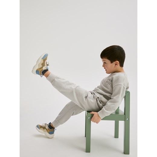 Reserved - Bawełniane joggery z kieszeniami - jasnoszary ze sklepu Reserved w kategorii Spodnie chłopięce - zdjęcie 179218465