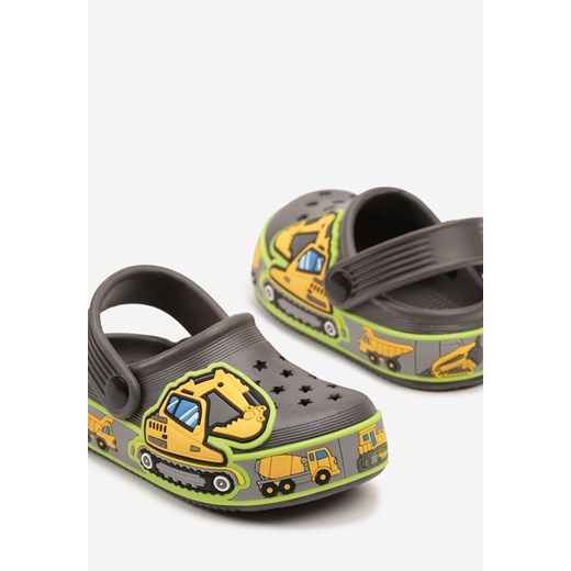 Ciemnoszare Klapki Chodaki z Paskiem na Piętę Perforacją i Piankową Naszywką 26-27 born2be.pl