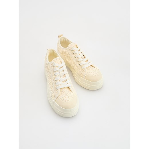 Reserved - Sneakersy na wyższej podeszwie - złamana biel Reserved 39 Reserved