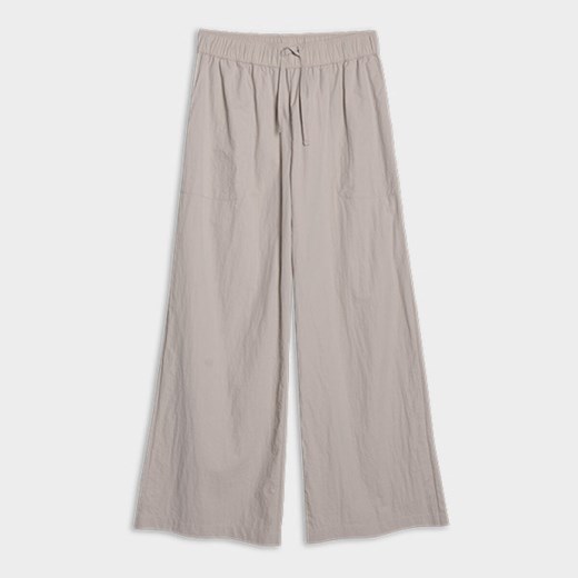 Damskie spodnie casual 4F 4FWSS25TTROF1012 - beżowe ze sklepu Sportstylestory.com w kategorii Spodnie damskie - zdjęcie 179232099