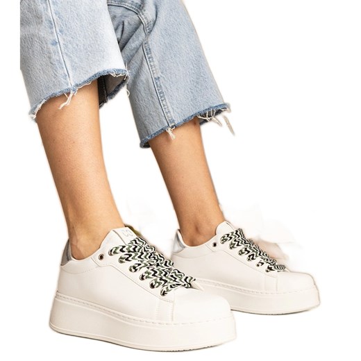 Białe sneakersy damskie z masywnym sznurowaniem ze sklepu ButyModne.pl w kategorii Buty sportowe damskie - zdjęcie 179232308