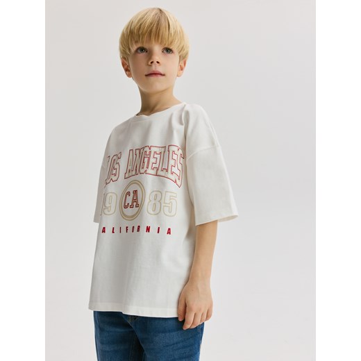 Reserved - Bawełniany t-shirt z nadrukiem - złamana biel ze sklepu Reserved w kategorii T-shirty chłopięce - zdjęcie 179268039