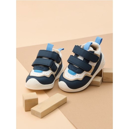 Sinsay - Sneakersy ze skórzaną wkładką z certyfikatem "ZDROWA STOPA" - granatowy ze sklepu Sinsay w kategorii Buty sportowe dziecięce - zdjęcie 179269985