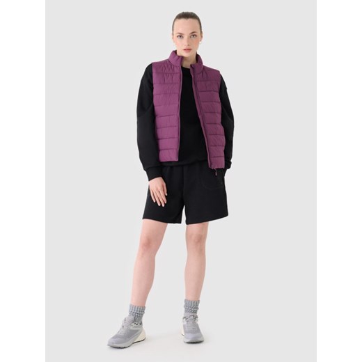 Damski bezrękawnik puchowy pikowany 4F 4FWSS25TVJAF181 - fioletowy ze sklepu Sportstylestory.com w kategorii Kamizelki damskie - zdjęcie 179273597