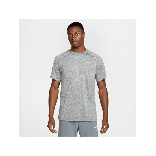 Męska koszulka z krótkim rękawem do biegania Dri-FIT ADV Nike Stride - Szary ze sklepu Nike poland w kategorii T-shirty męskie - zdjęcie 179308345