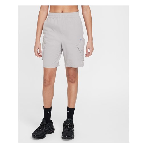 Krótkie bojówki dla dużych dzieci Nike Sportswear City Utility - Szary ze sklepu Nike poland w kategorii Szorty - zdjęcie 179308407