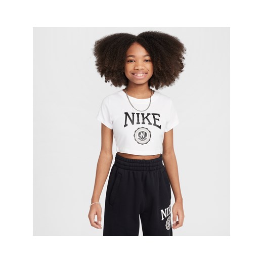 T-shirt o skróconym kroju dla dużych dzieci (dziewcząt) Nike Sportswear - Biel ze sklepu Nike poland w kategorii Bluzki dziewczęce - zdjęcie 179308555