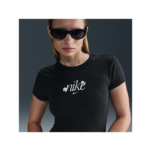 Damski T-shirt z grafiką o dopasowanym kroju Nike Sportswear Chill Knit - Czerń ze sklepu Nike poland w kategorii Bluzki damskie - zdjęcie 179308697