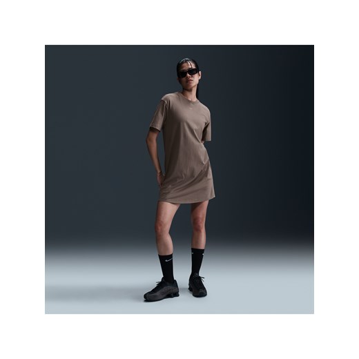 Damska sukienka typu T-shirt o kroju oversize Nike Sportswear Chill Knit - Brązowy ze sklepu Nike poland w kategorii Sukienki - zdjęcie 179308996