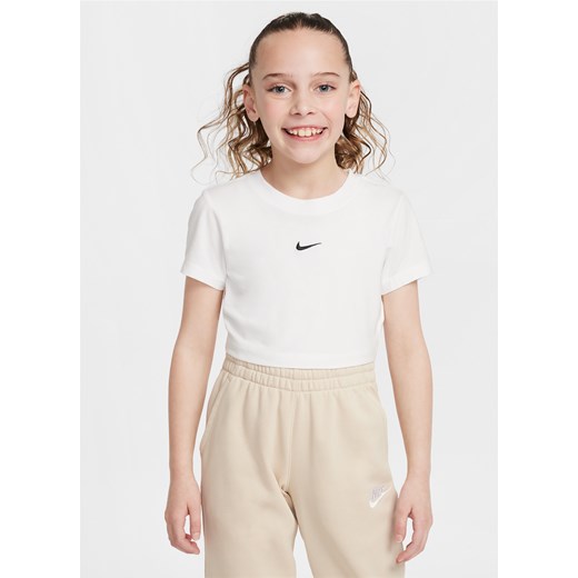 T-shirt o skróconym kroju dla dużych dzieci (dziewcząt) Nike Sportswear - Biel ze sklepu Nike poland w kategorii Bluzki dziewczęce - zdjęcie 179309148
