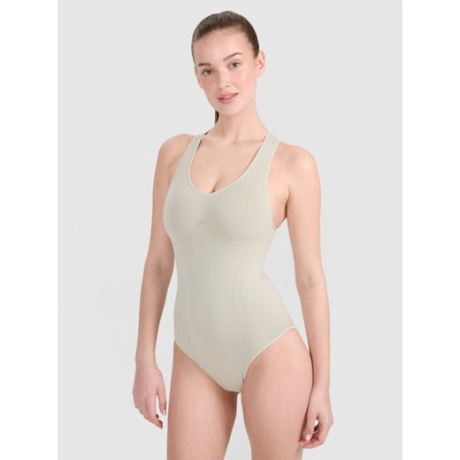 Damskie body treningowe 4F 4FRSS25TFBOF004 - beżowe ze sklepu Sportstylestory.com w kategorii Bluzki damskie - zdjęcie 179309368