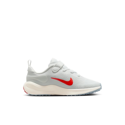 Białe buty sportowe dziecięce Nike na wiosnę